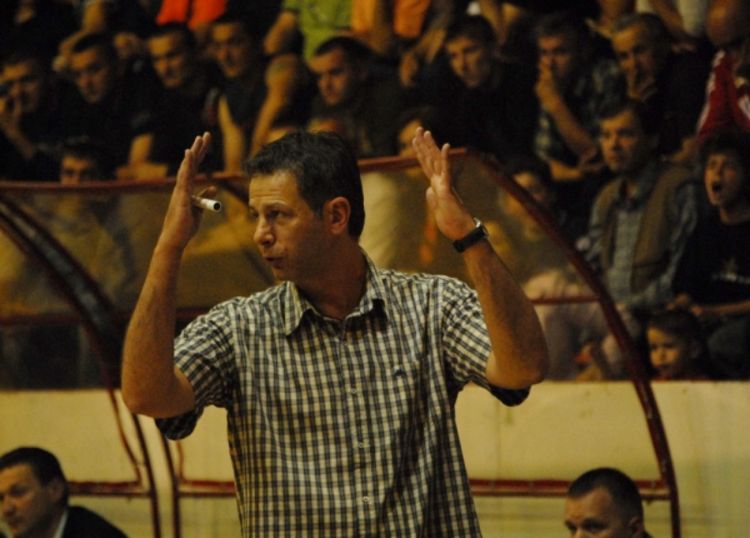 Miloš Pejić na klupi pivara