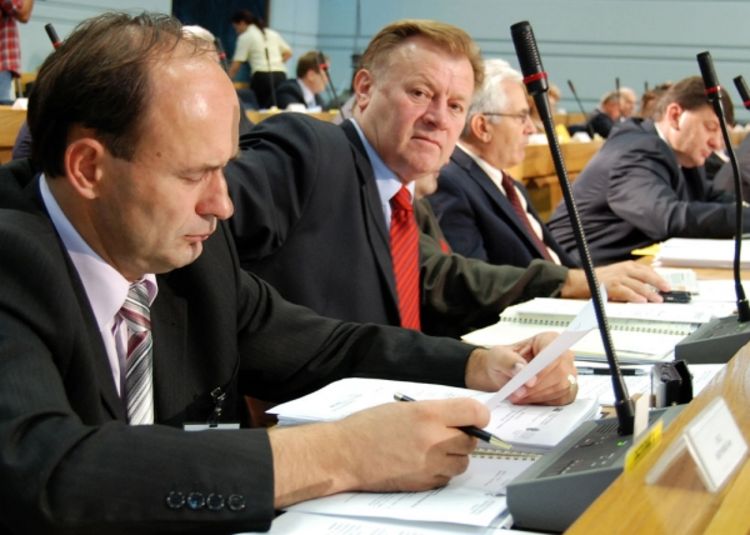 Zabranjeno primati skupe poklone i obećati posao