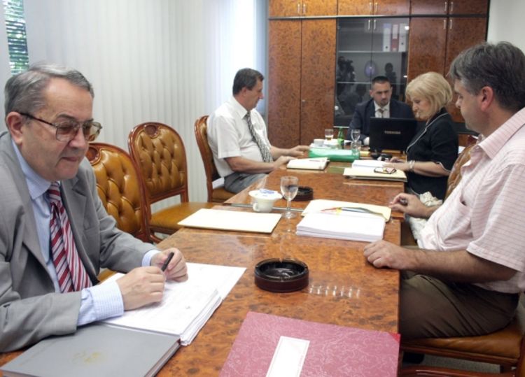 Veto na himnu i grb RS