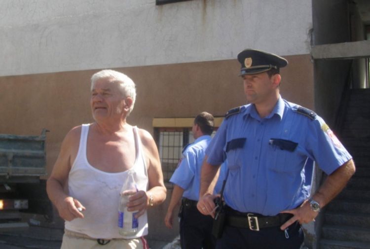 S krova prijetio da će zapaliti kuću