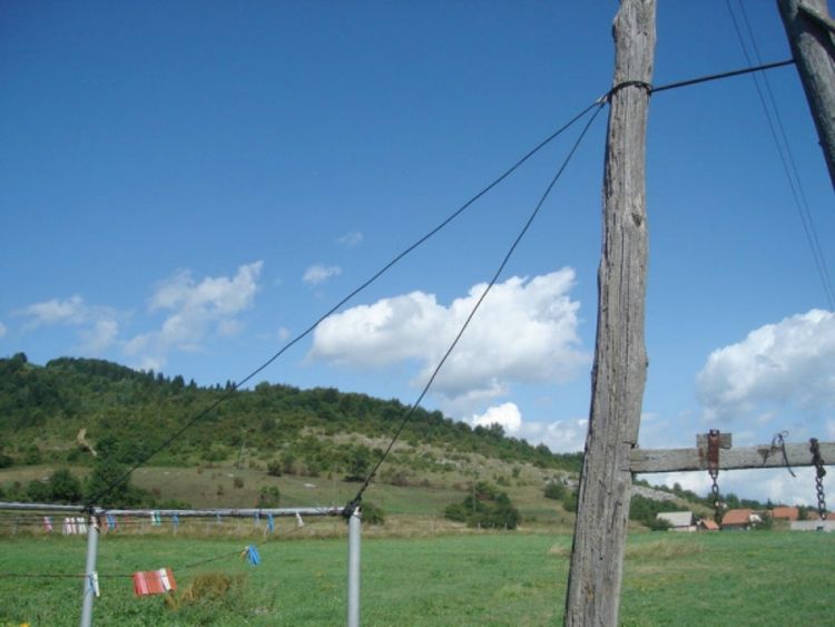 Banderu privezali za štrik