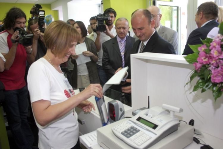 Glasova knjižara uvela prvu fiskalnu kasu u RS