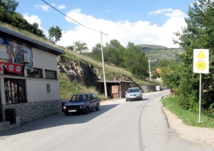 Vozilima lete kroz naselje