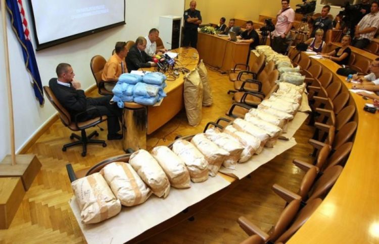 Prokrijumčarili 800 kg marihuane