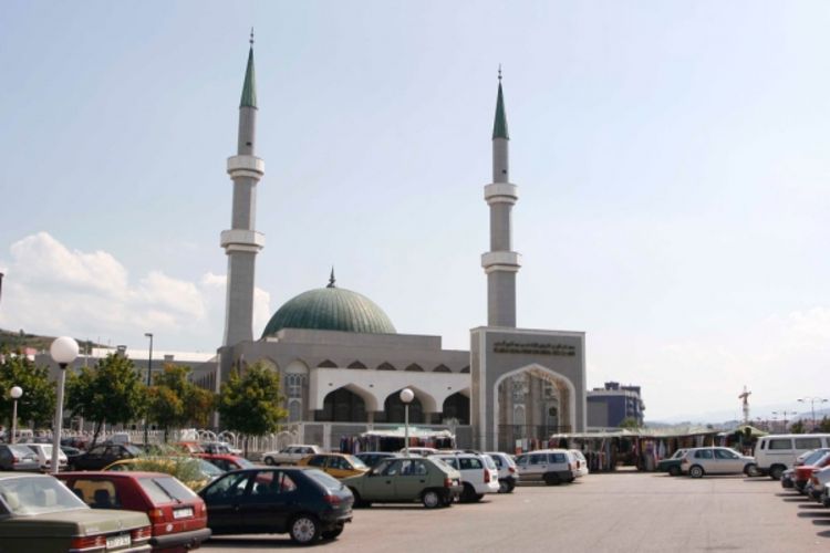 Policija ne može da uđe u džamiju Kralj Fahd