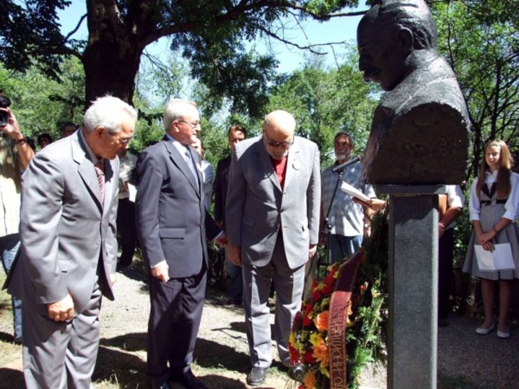 Otkriven spomenik Petru Kočiću