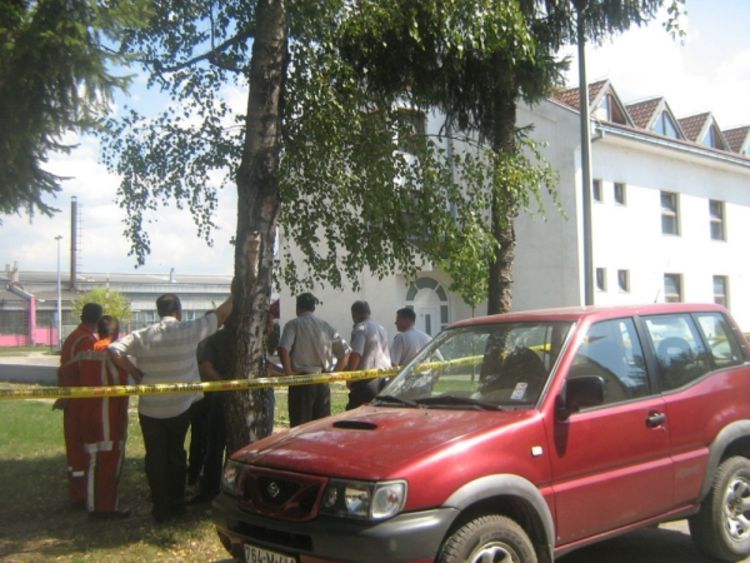 Zarobio direktoricu i prijetio joj bombom