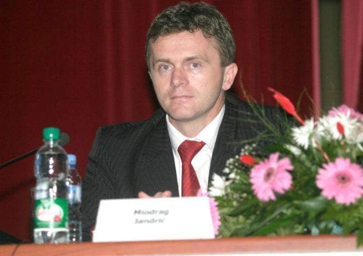 Debele provizije, mršavi rezultati