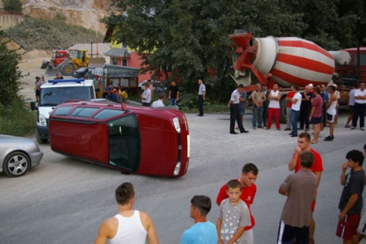 Direktor rovokopačem prevrnuo automobil