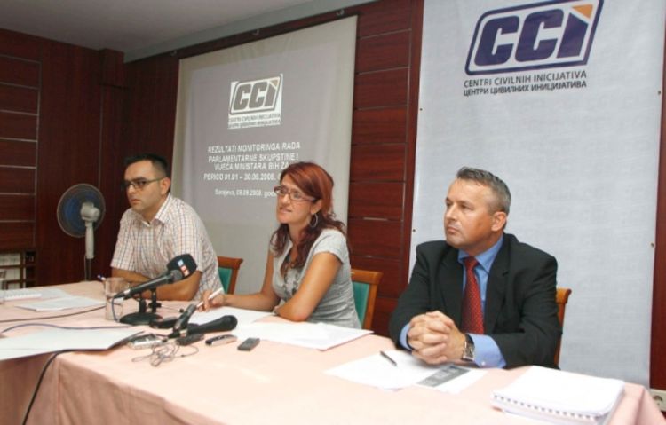 Parlamentarci rade tri dana mjesečno