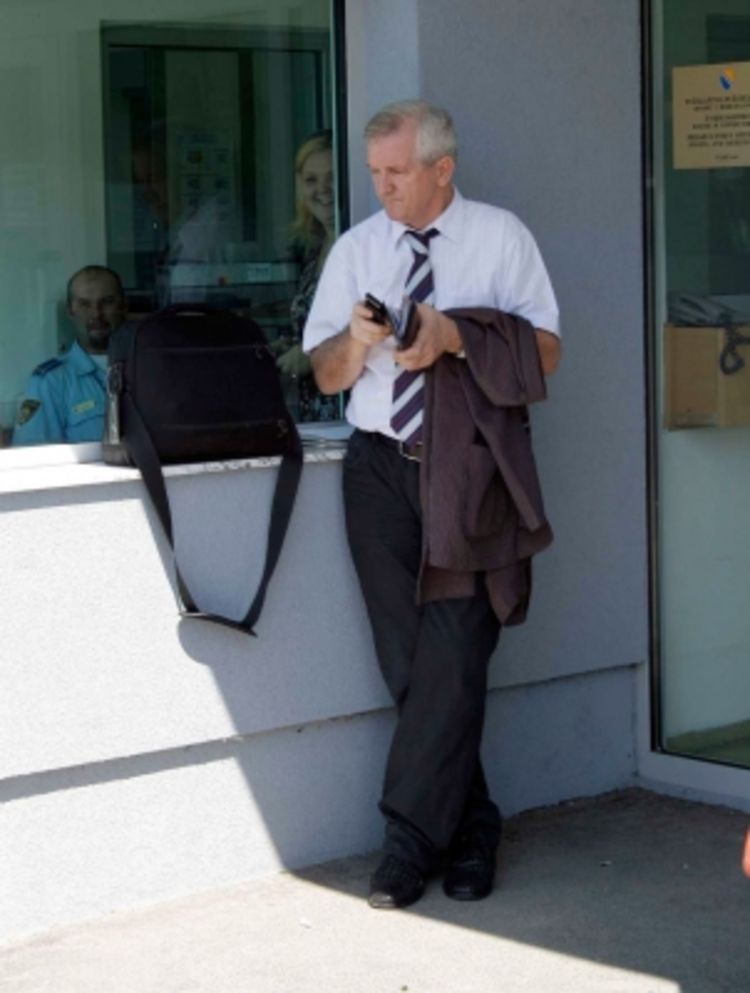 Kureš i primao i isplaćivao novac