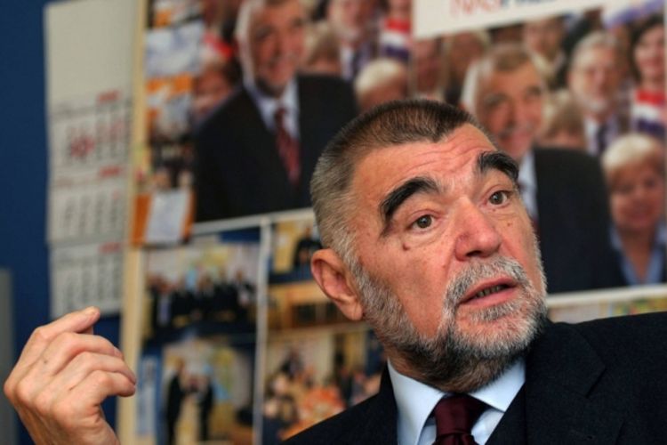 Mesić: Srbi neka prvo promisle
