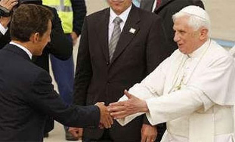 Pozdravio papu dok je silazio iz aviona