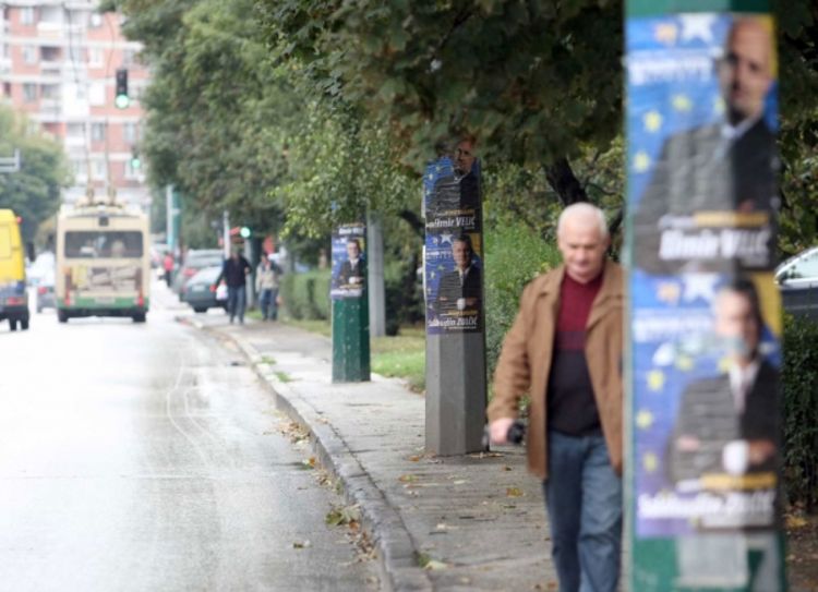 Bandere oblijepljene plakatima