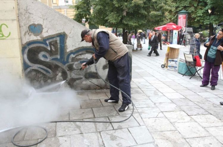 Počelo uklanjanje grafita