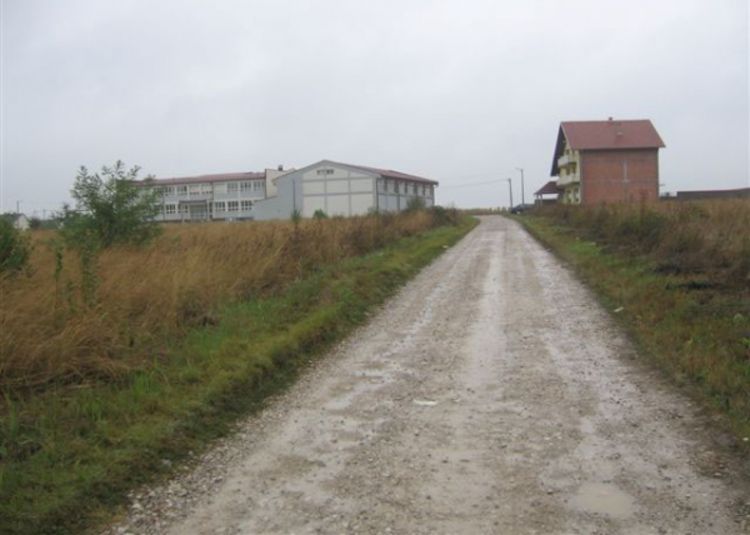 Ni trotoara, ni prevoza do škole