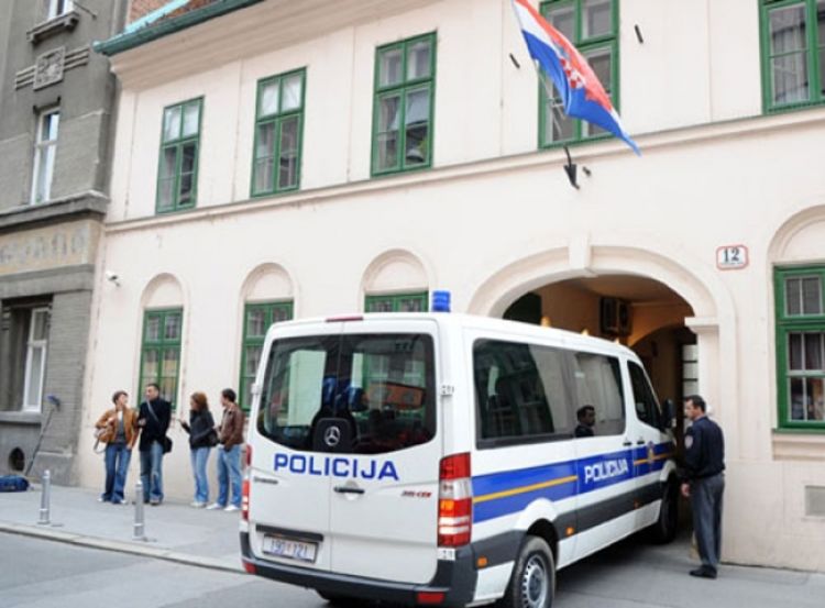 Profesori pred sudijama