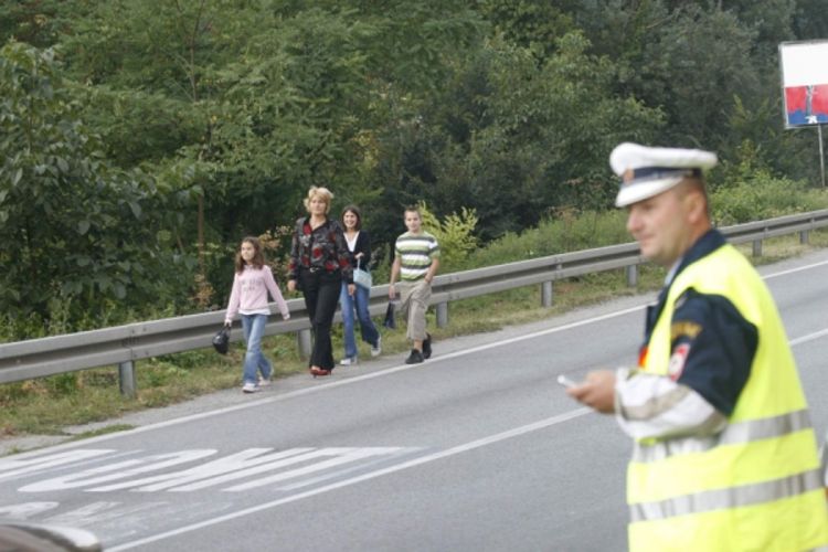 Učenici u školu idu magistralnim putem