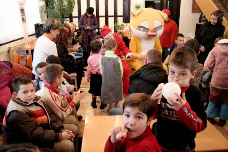 Prikupljaju novac za djecu bez roditelja