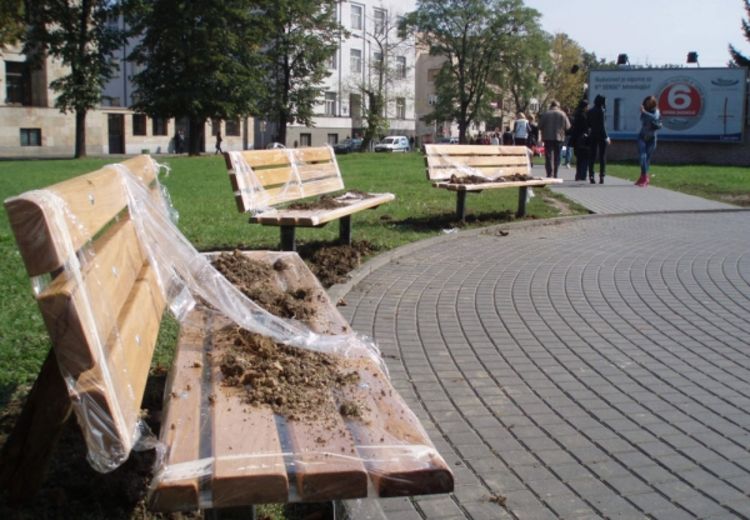 Klupe zatrpali zemljom