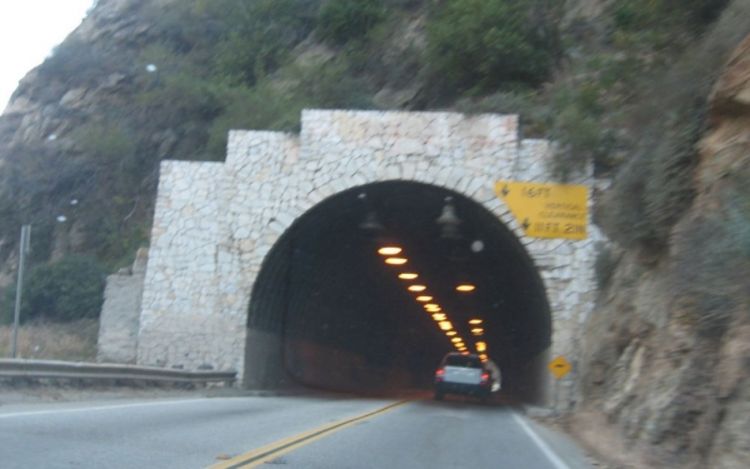 Prave tunel ispod kuća koje tonu