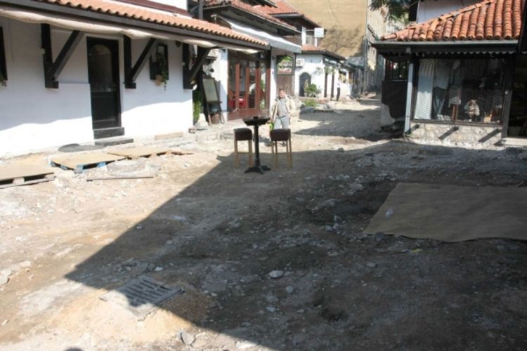 Kamene ploče u tri ulice