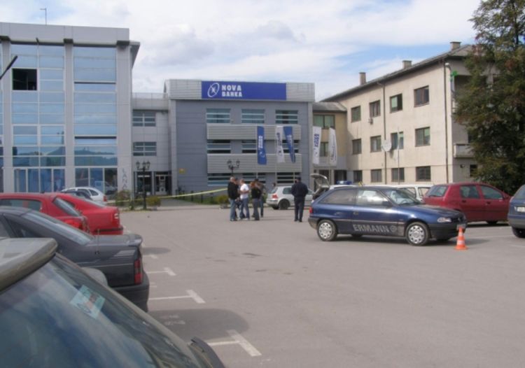 Prijeteći pištoljem oteo pazar
