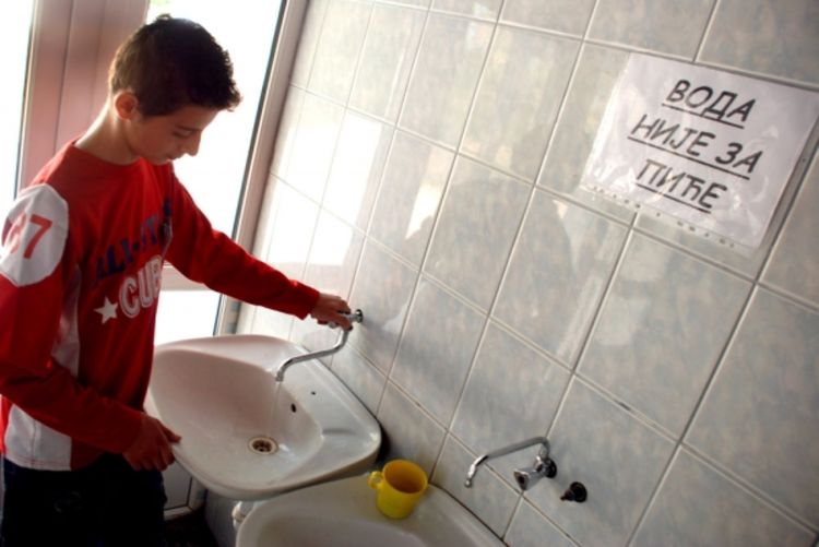Uprkos zabrani, učenici piju neispravnu vodu