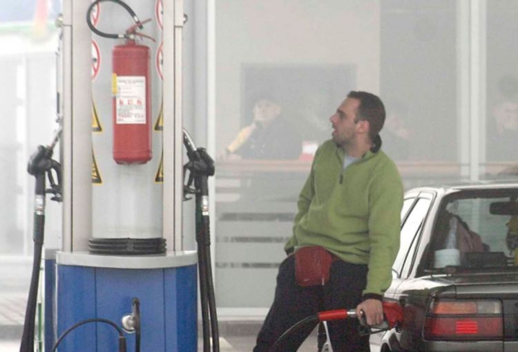 Gorivo u RS jeftinije za deset, u FBiH za pet feninga po litru
