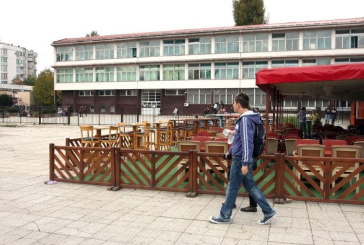 Alkohol na dvadeset metara od učenika