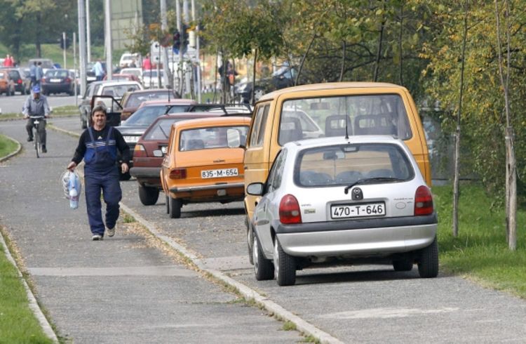 Trotoari blokirani vozilima