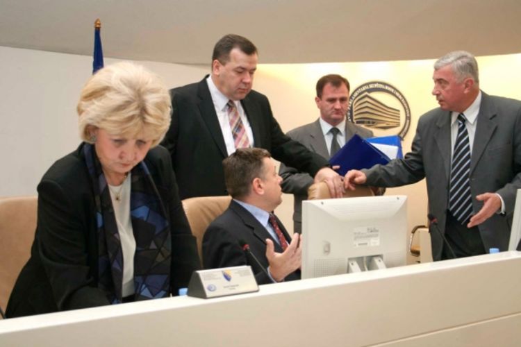 Tajni podaci dostupni poslanicima i delegatima
