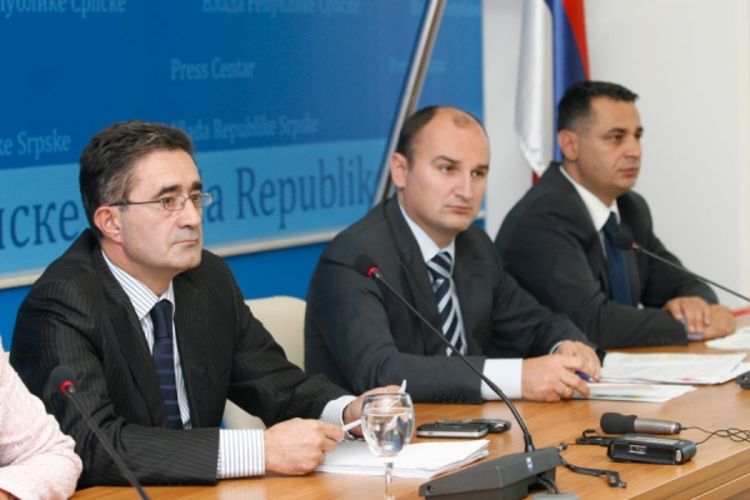 Smanjene plate svim Vladinim službenicima 