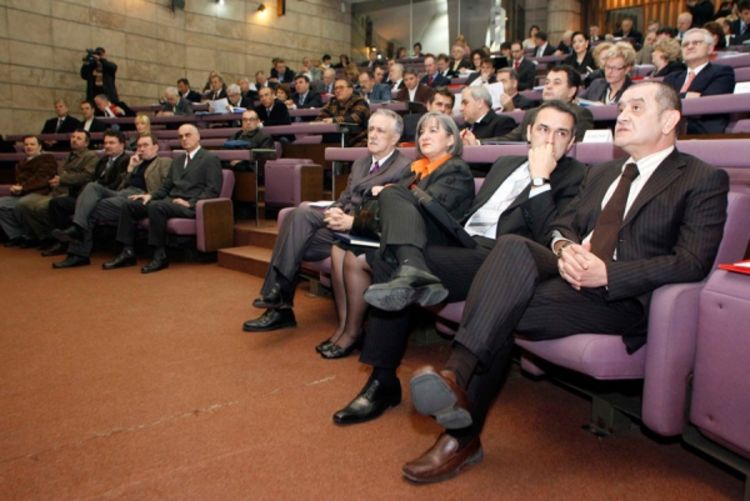 Veće plate premijeru, predsjedniku i poslanicima