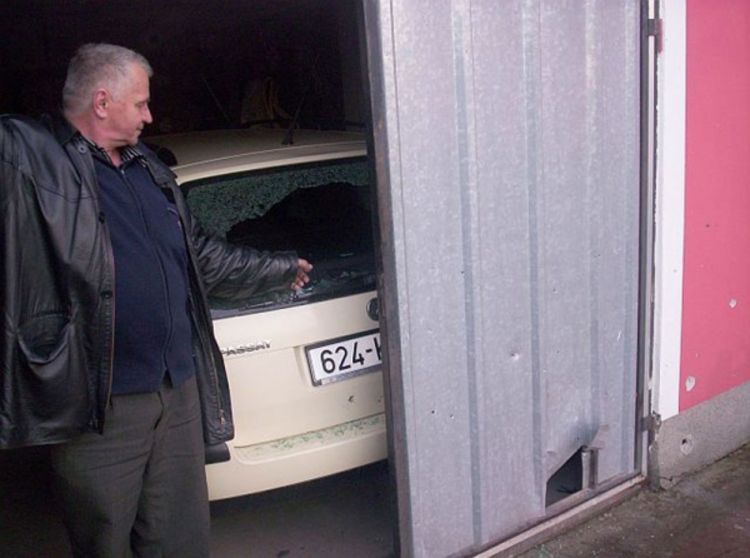 Zoljom na kuću aktiviste SNSD-a