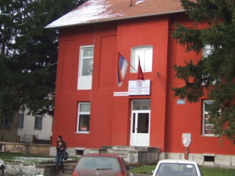 Razbio staklo na zgradi SNSD-a