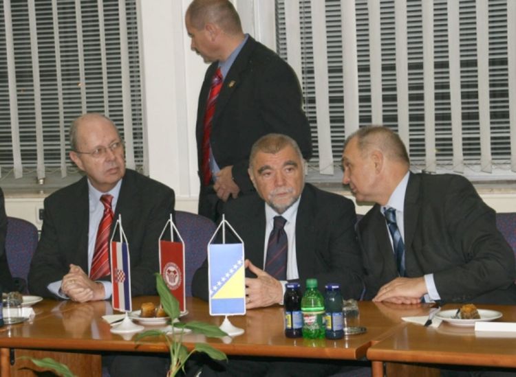 Mesić: Moramo se suočiti s prošlošću