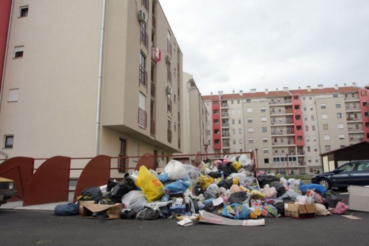 Računi plaćeni, smeće po ulici