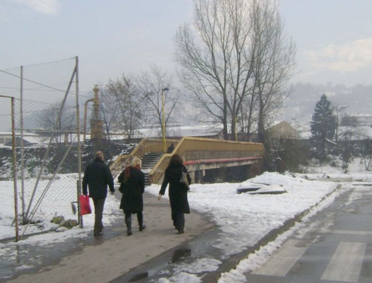 Opljačkana i pretučena na mostu