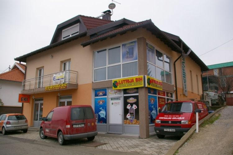Pljačkaš se sapleo i sam sebe ranio 