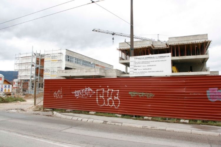 Radnici postavljaju termalnu fasadu