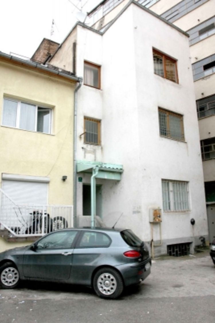 Bačena bomba na balkon stana