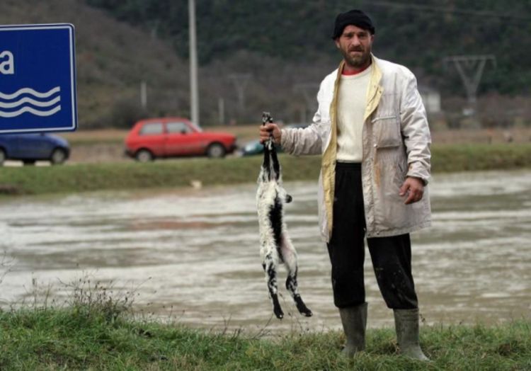 Porodice iz kuća bježe pred bujicom