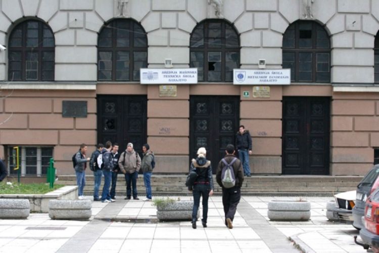 Roditelj bacio sjekiru na profesora 