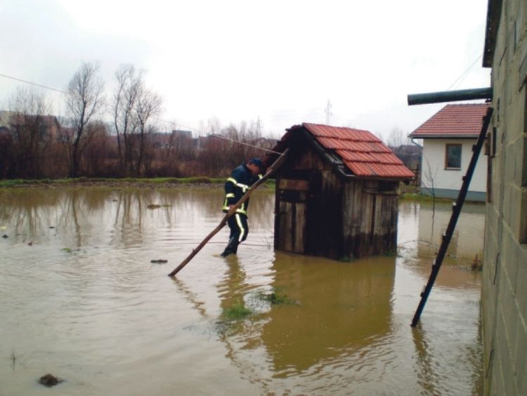 Voda zarobila kuće