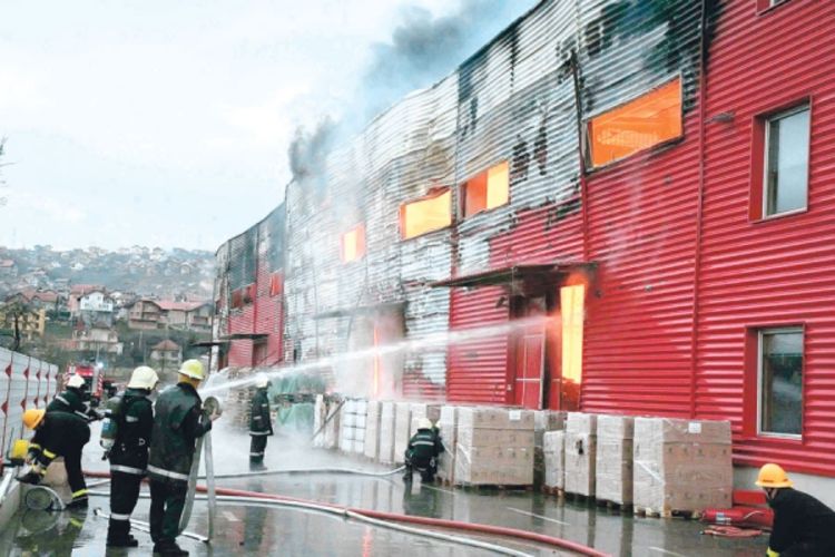 Izgorjelo skladište, dva vatrogasca povrijeđena