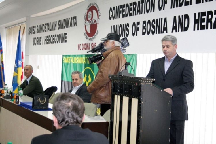 U jamama rade muzejskim eksponatima