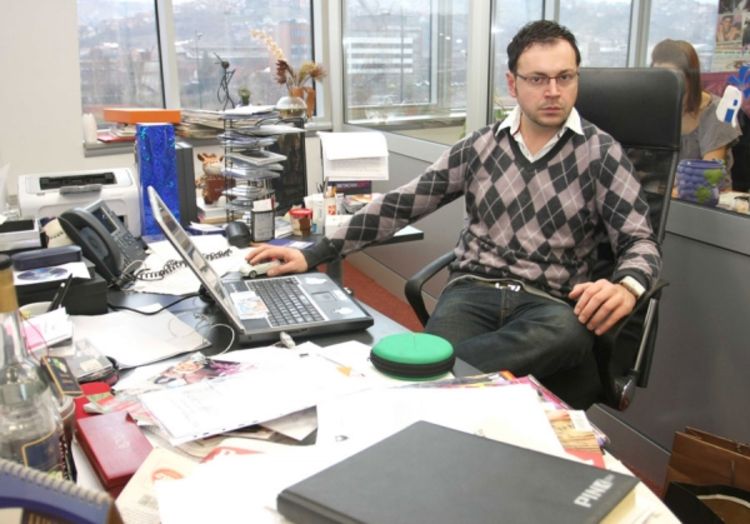 Aleksandrom Hršumom prije snimanja uzme metlu i očisti studio