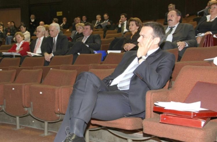 Funkcionerima povećane plate