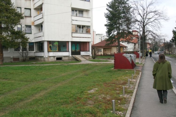 Manijak se skinuo go ispred vrtića
